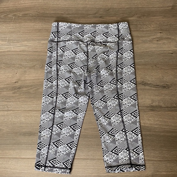 Victoria’s Secret Sport Knockout Crop Leggings M Domino Effect Timeless Classic - Picture 7 of 8